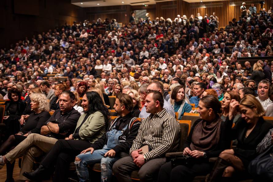 Amira Medunjanin ponovno oduševila publiku koncertom u rasprodanom Lisinskom