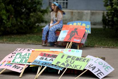 Zagreb: Okupljanje kod Mimare prije početka povorka ponosa pod sloganom "Prajd zauvijek"