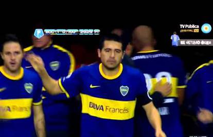 Zabija i pored 11 'golmana': Riquelme probio 'zid' igrača