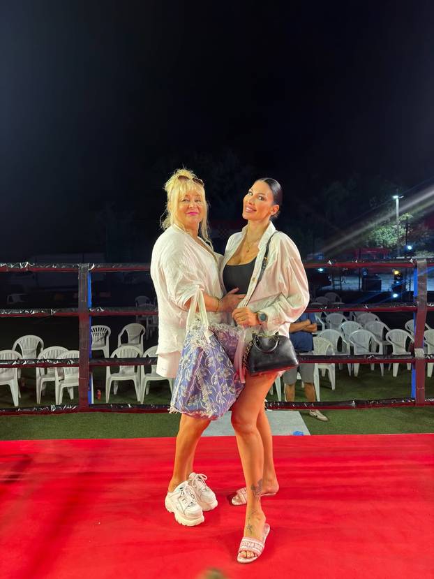 FOTO Zanosna Splićanka pliva s dupinima, a u ringu je zbog oca. Nedavno se i zaručila...