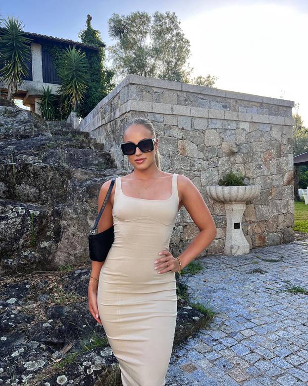 FOTO Kratka haljina i zavodljivi pogled. Ovako je najljepša nogometašica uplovila u 2026.