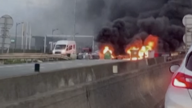 Zapalili kontejnere nasred ceste u Francuskoj pa stvorili zastoj u prometu: Danima prosvjeduju