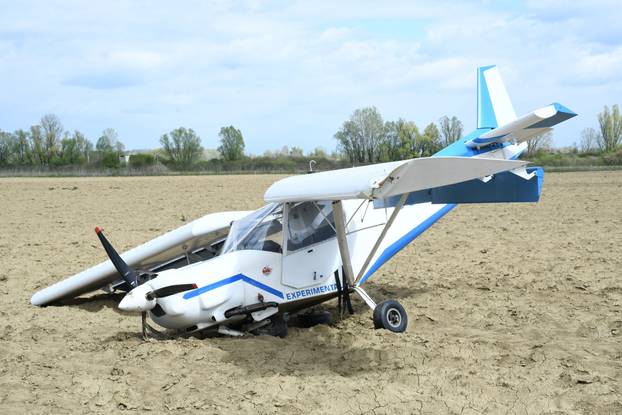 Srušio se mali avion kod Siska, pilot prošao bez ozljeda
