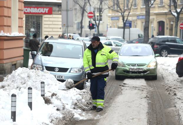 Zagreb: Djelatnici zagrebačkog Holdinga čiste snijeg po gradu