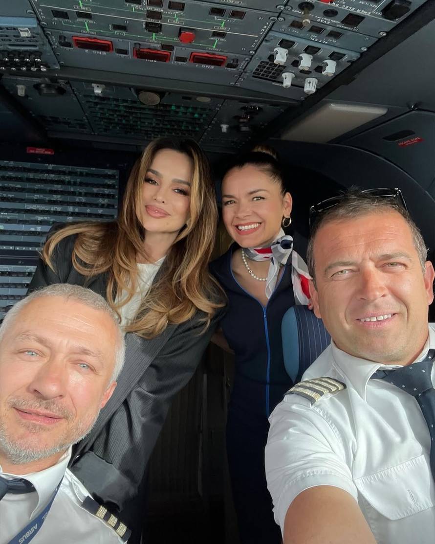 Vežite se, polijećemo! Severina sjela u pilotsku kabinu: 'Molim vas, skratite mi muke večeras'