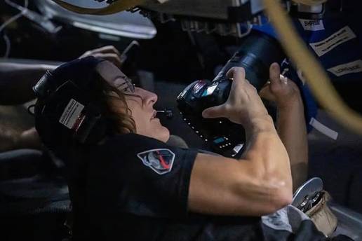 KAKVI MI&Scaron;I&Cacute;I Fotka NASA-ine astronautkinje sve zaludjela! A tu je i kolega koji se tu&scaron;ira...