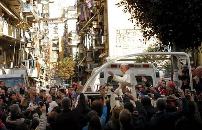 Papa u Napulju:  Posjetio četvrt u koju  se čak i policija boji ući