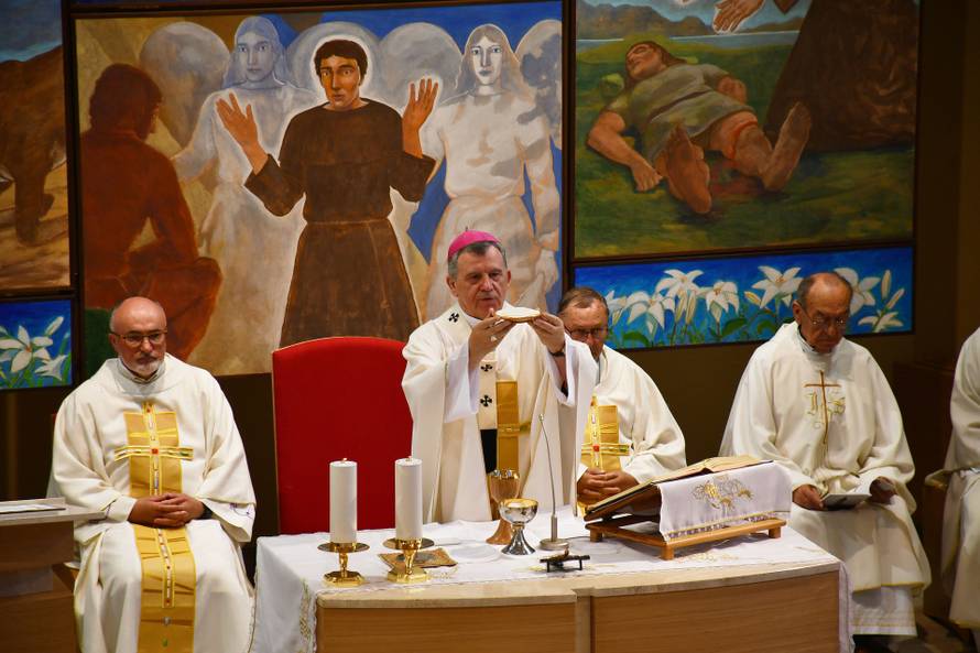 'Hvala dragome Bogu, naša župa je dobila moći sv. Ante iz Padove i svetog pape Pia X.'