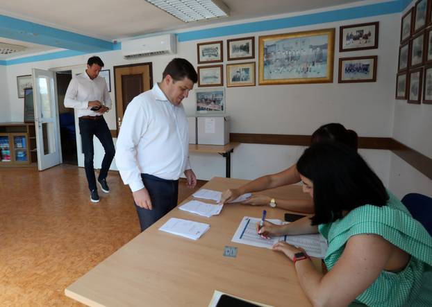 Novi Vinodolski: Oleg Butković glasao na unutarnjim izborima HDZ-a