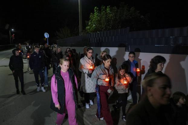 Škabrnja: Odavanje počasti poginulima paljenjem svijeća u Ulici 18. studenog 1991