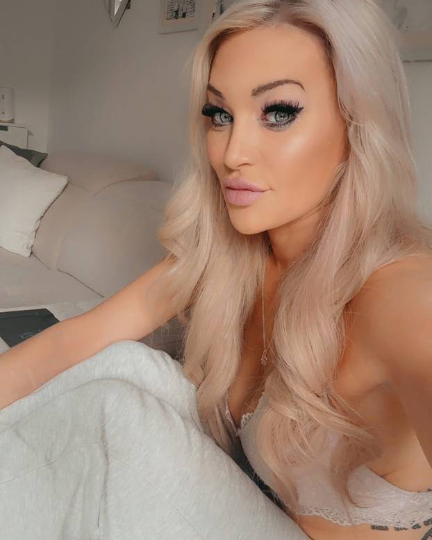 Klizala je, klizala i samo padala.  A onda je uskočila u bikini i počela golicati maštu fanovima