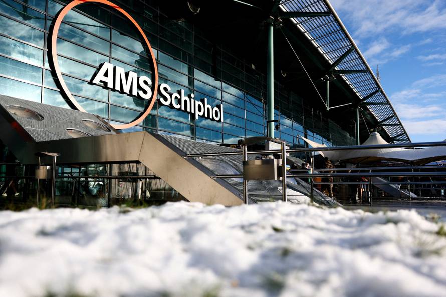 Snowfall causes disruptions to air, rail and road traffic in the Netherlands