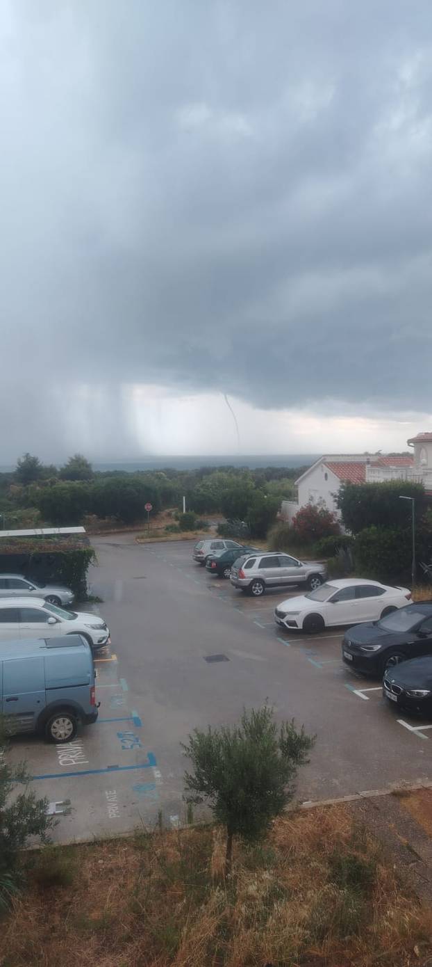 Jučer oluja, pijavice, uništeni auti: Ide nova ciklona iz Italije! Upalili žuti alarm za nevrijeme