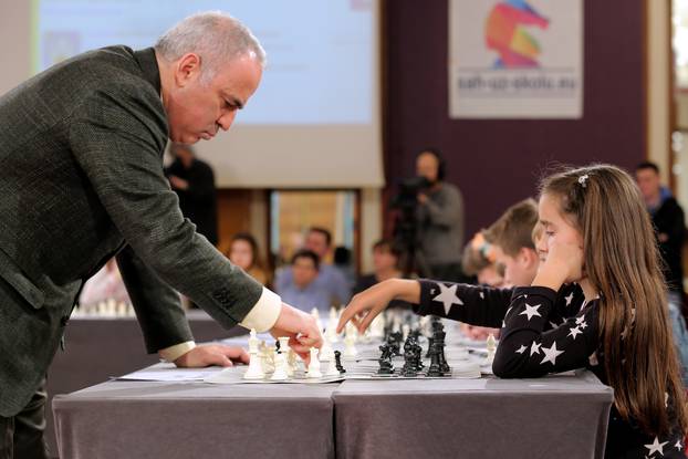 Zagreb: Garry Kasparov odigrao simultanku s poznatim osobama i Å¡ahistima