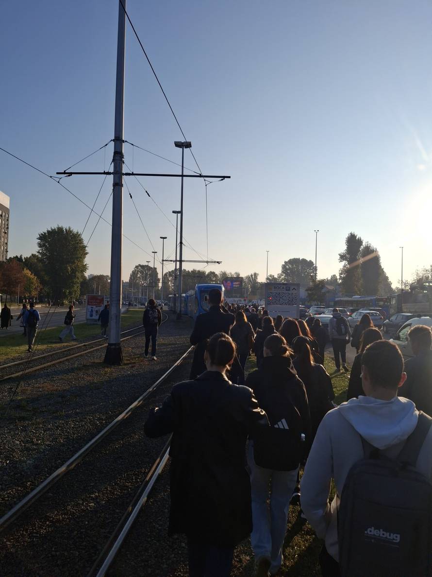 FOTO Kaos u Zagrebu! Auto zapeo na tračnicama, tramvaji voze skraćenom rutom