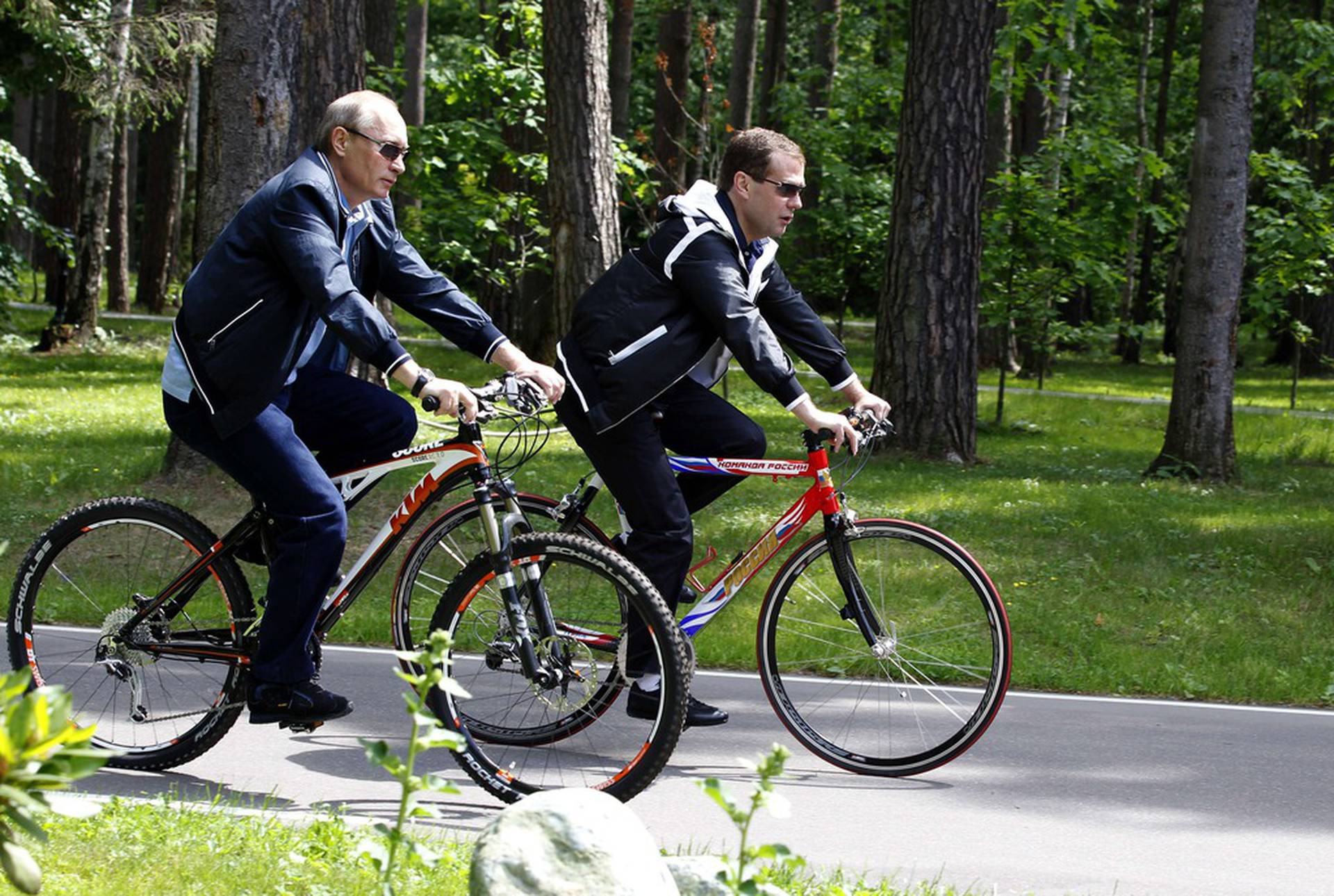 Велосипед идет. Путин и Медведев на велосипеде Тандем. Дмитрий Медведев на велосипеде. Тандем Путин-Медведев. Велосипед Тандем Путин.