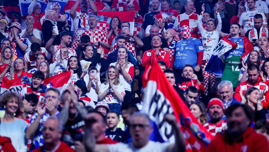 Herning: Navijači očekuju početak utakmice Hrvatska i Njemačka u polufinalu EHF Europskog prvenstva