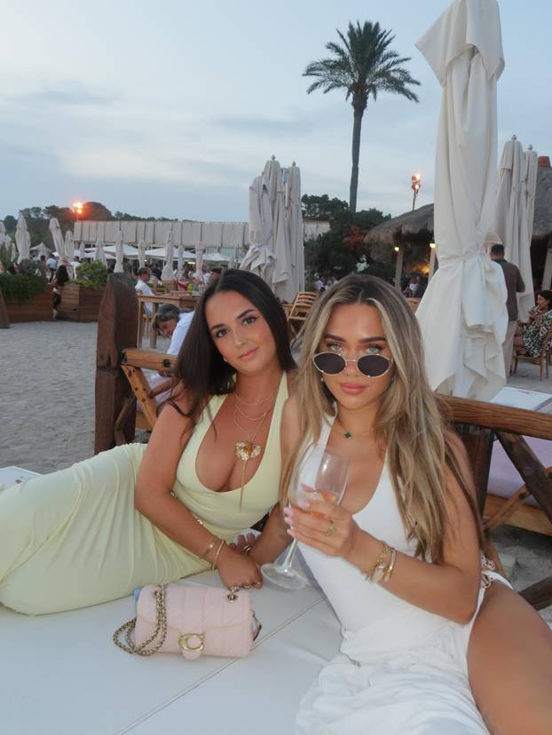 FOTO Ljepotica iz Londona na plaži ponosno ističe figuru - evo što uvijek stavlja u prvi plan
