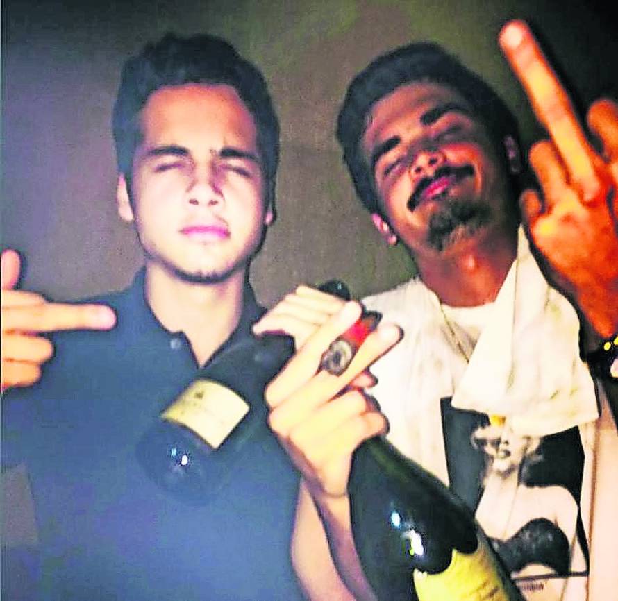 Sinovi 'kralja mlijeka' razmeću se autima i privatnim avionima