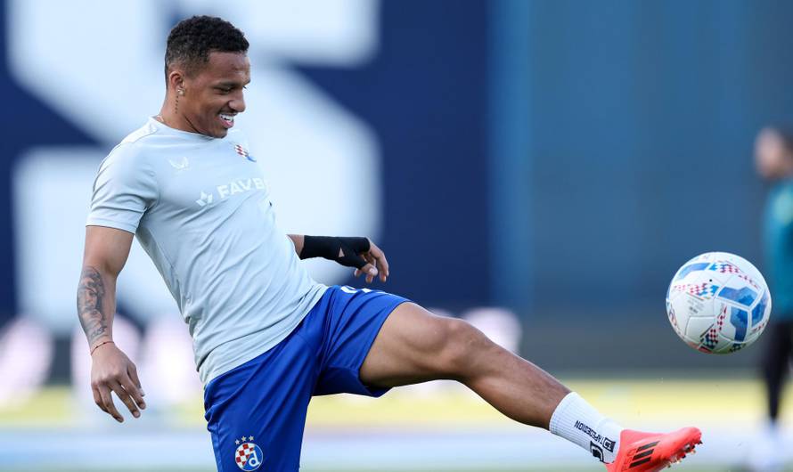 Zagreb: Zagrijavanje igrača uoči početka utakmice 32. kola SuperSport HNL-a između Dinama i Rijeke