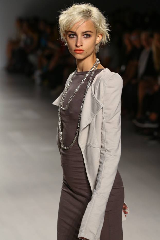 FOTO 50 modnih grešaka koje će učiniti da žene starije od 50 izgledaju još starije