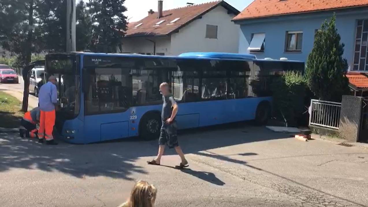 Video: Vozač izašao, a njegov bus s putnicima probio ogradu!