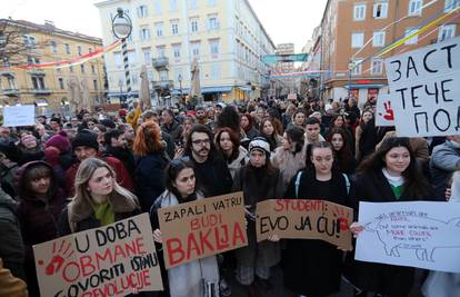 FOTO Riječki studenti okupili se na Korzu kako bi podržali svoje kolege koji prosvjeduju u Srbiji