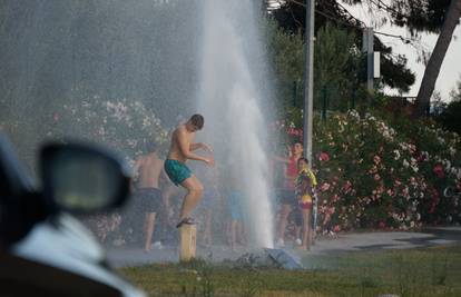 Pukao hidrant: Fućkaš more, kupanje na fontani je prva liga