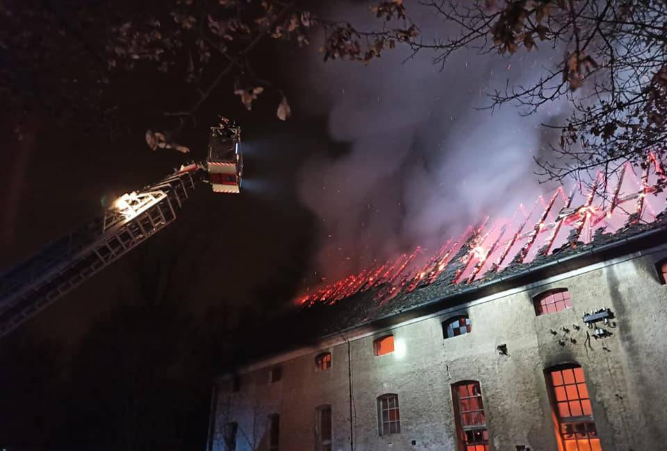 Vatrena noć: Buknula tri požara u sat vremena u Zagrebu, krov u centru gasilo 45 vatrogasaca