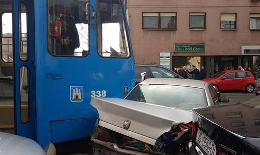 'Samo ga je odnio': Tramvaj  u Ozaljskoj naletio na automobil