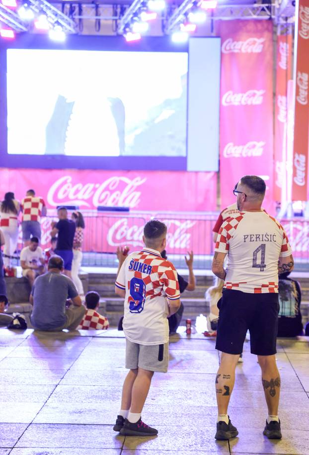 Zagreb: Navijači prate utakmicu na Cvjetnom trgu u Fan zoni