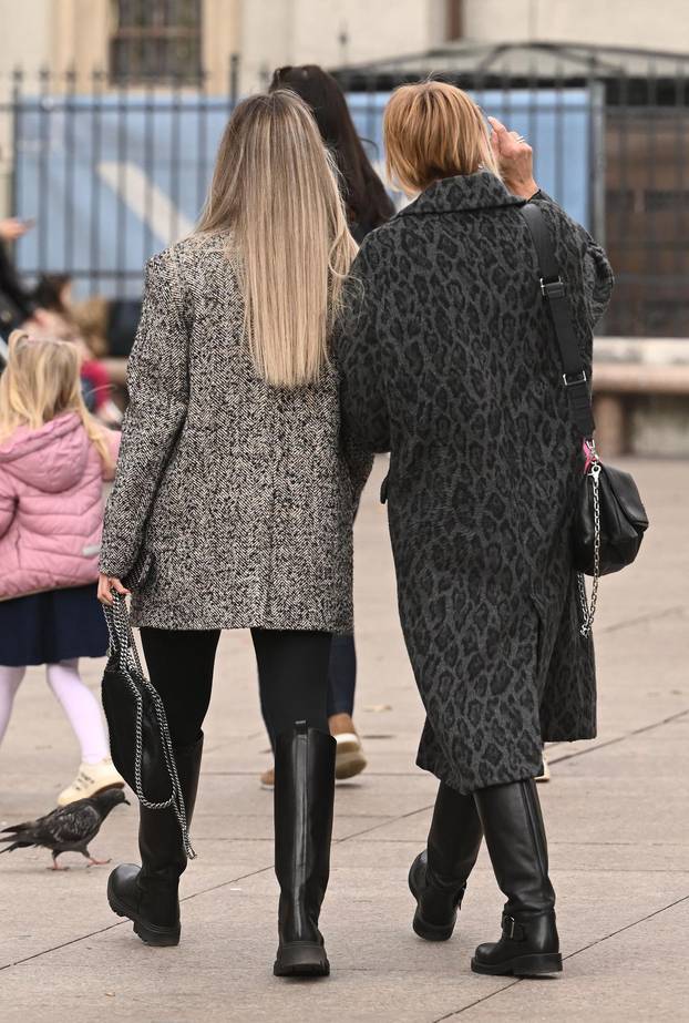 Zagreb: Ana Marija Vukovic prosetala gradom u pratnji kcerke