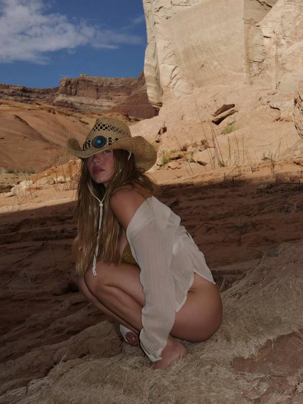 Zanosna Sydney Sweeney u haljini koja joj naglašava obline