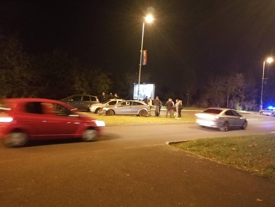 U sudaru tri automobila, dvoje ozlijeđenih: 'Dobro su se lupili'
