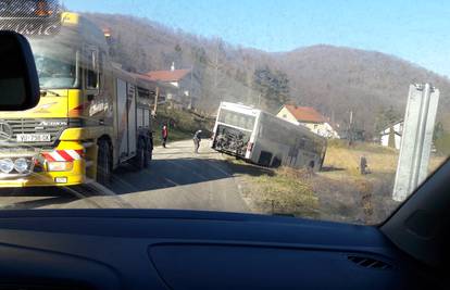 Nesreća kod Samobora: Bus se prevrnuo, a vozač je ozlijeđen