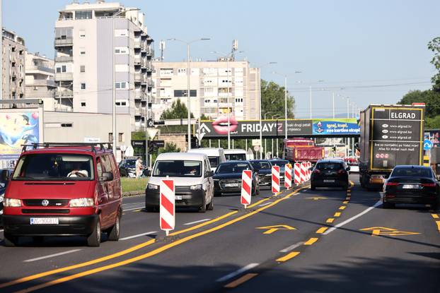 Zagreb: Zbor kvara bagera podvožnjak kod Vjesnika i dalje zatvoren, policija i prometni redari reguliraju promet premosnicom