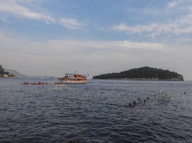 Dubrovnik ljeti, tisuće posjetitelja, ali i bogata ponuda za svakoga