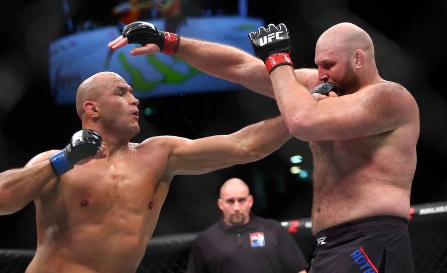 Dos Santos je odlukom sudaca dobio Rothwella u punoj Areni