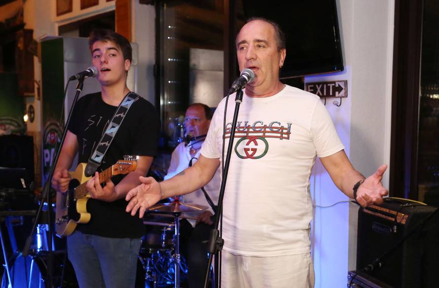 Odolio iskušenju: Grdi nije virio u bujni dekolte Nives Celzijus