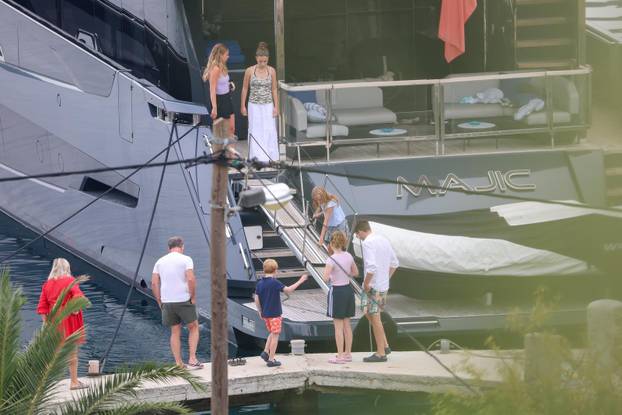 Bivša "Spajsica" Geri Halliwell sa suprugom Christianom i djecom uživa u ljetovanju na Jadranu