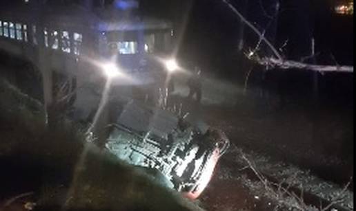 Autom sletio na prugu i zavr&scaron;io na krovu ispred vlaka u Zaboku