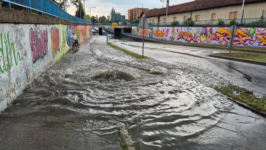VIDEO Jako nevrijeme potopilo Slavonski Brod, vjetar rušio stabla. Grom zapalio pušnicu