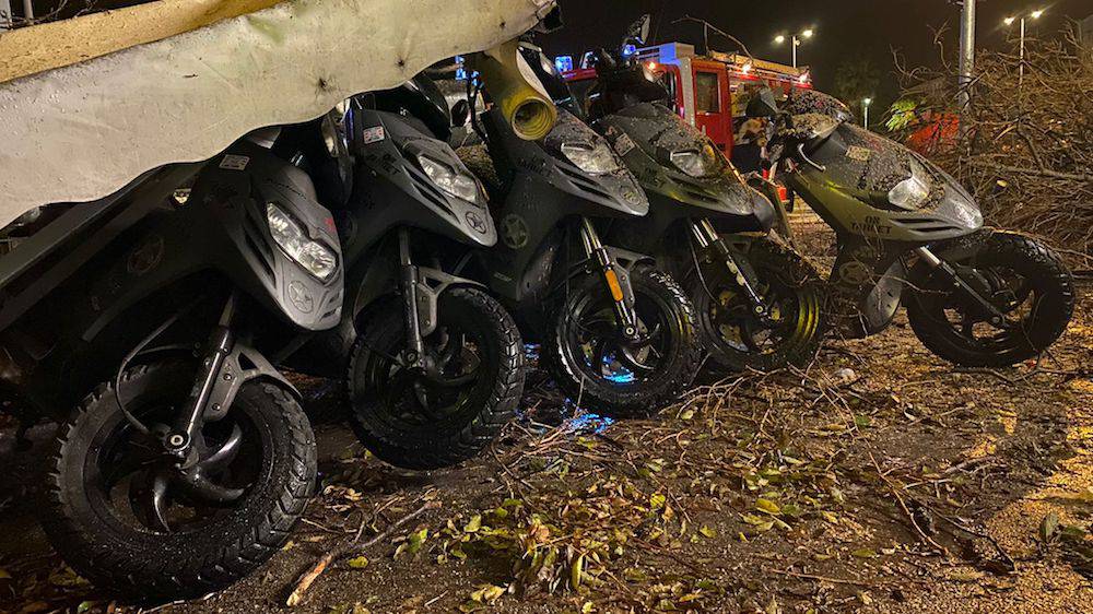 FOTO Olujno jugo u Splitu ruši sve pred sobom: Stablo palo na motore i štandove, srušen i stup