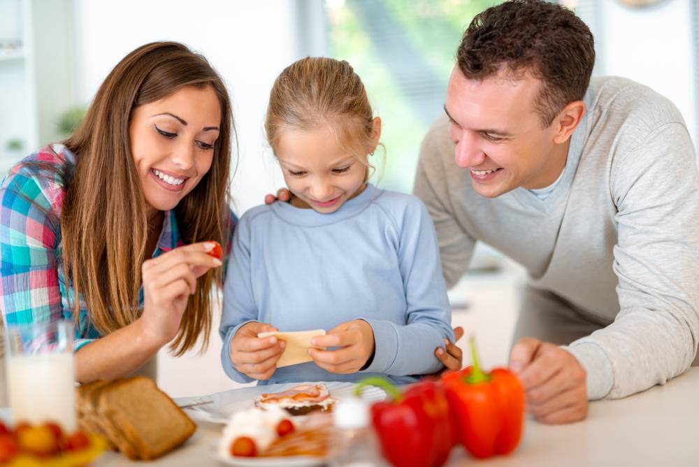 Beautiful,Young,Family,Preparing,Healthy,Meal,For,The,Breakfast,In