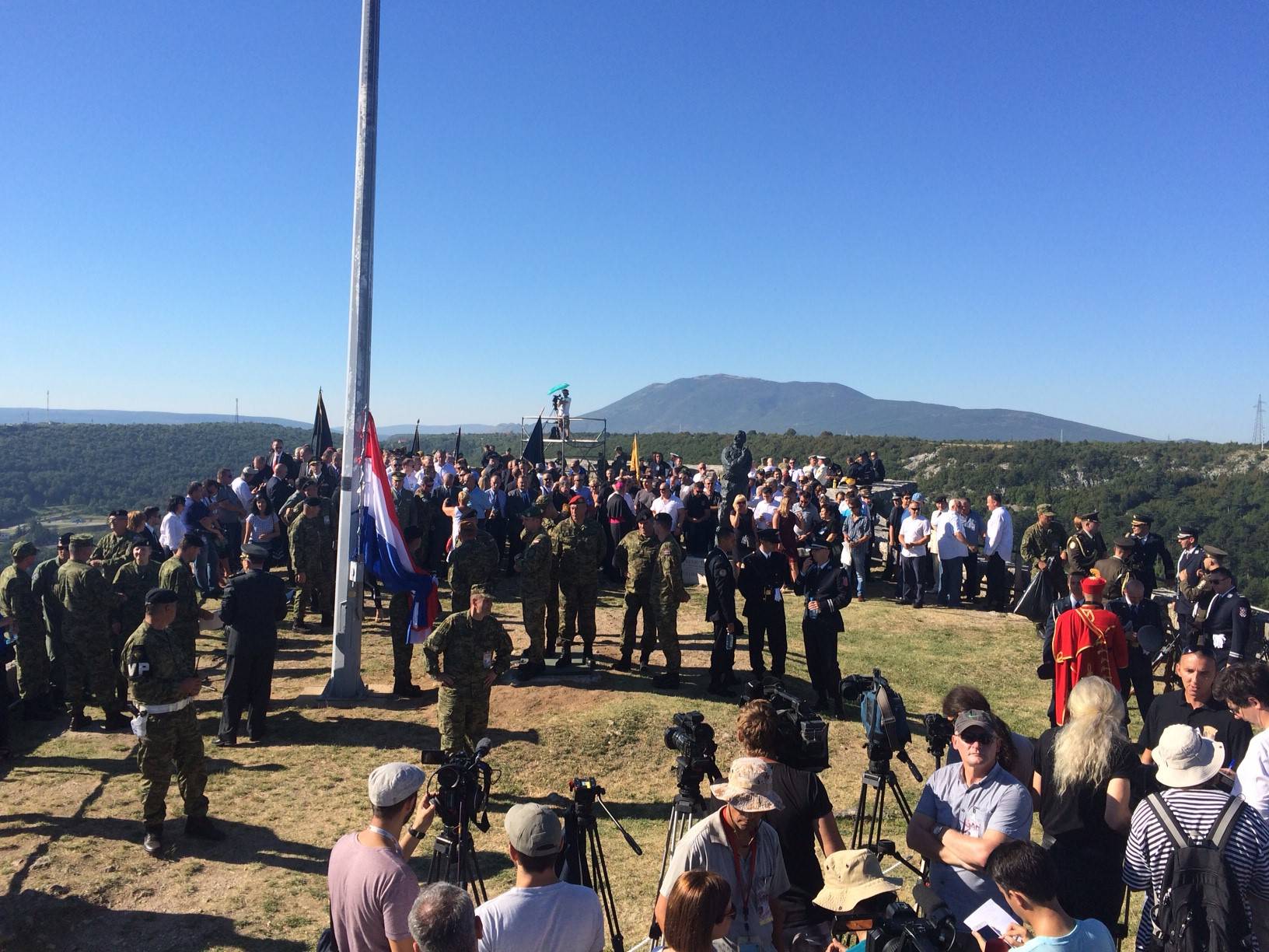 Proslava u Kninu:  Blokirali ulicu i pjevali ustaške pjesme