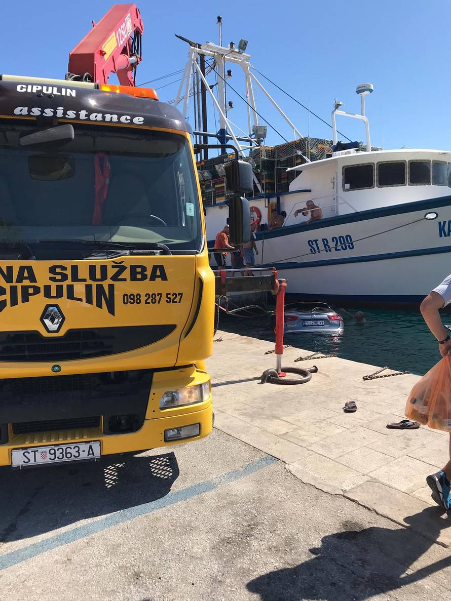 Zaboravio podići ručnu: Auto  mu je na Visu završio u moru