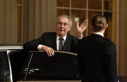 Češki predsjednik  Miloš Zeman u padu je slomio desnu ruku