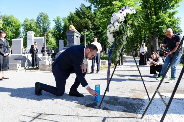 Tomislav Tomašević na Gradskom groblju Mirogoj položio vijence na Središnji križ