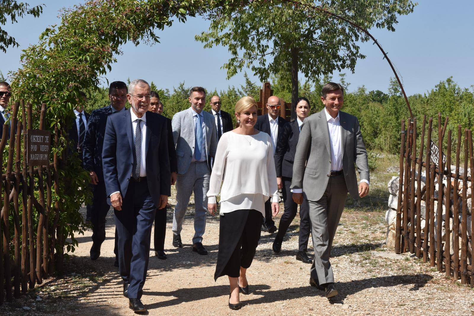 Pakovo selo: Kolinda Grabar-KitaroviÄ s kolegama Pahorom i Van der Bellenom posjetila Etnoland