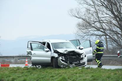Dvoje ljudi poginulo u teškoj prometnoj nesreći na autocesti između Novske i Okučana